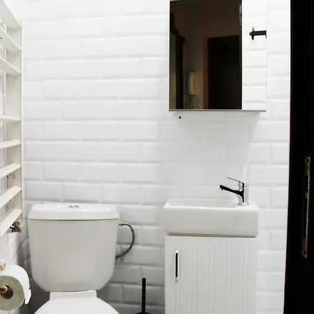 Retro - Renovated One Bedroom Next To The Palace Of Justice