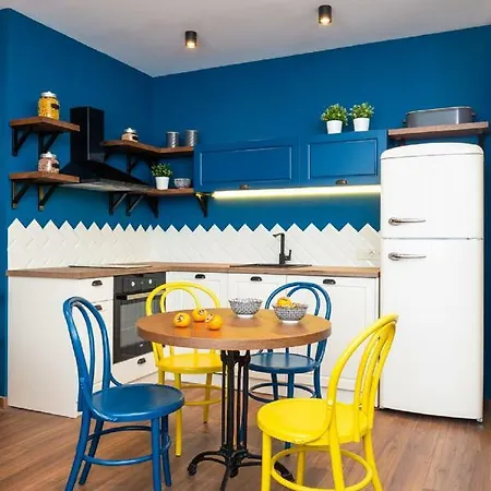 Retro - Renovated One Bedroom Next To The Palace Of Justice Apartment